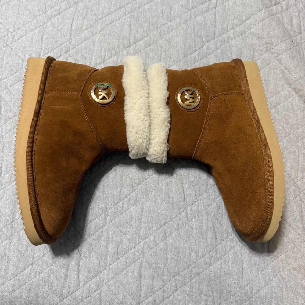 Michael Kors Brown Winter Boots with Cream Lining women’s boots. Size 8. - Picture 2 of 5